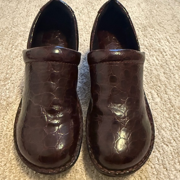 b.o.c Born Burgundy Faux Leather Croc Reptile Closed Back Clogs Size 7.5 Slip On - Picture 2 of 10